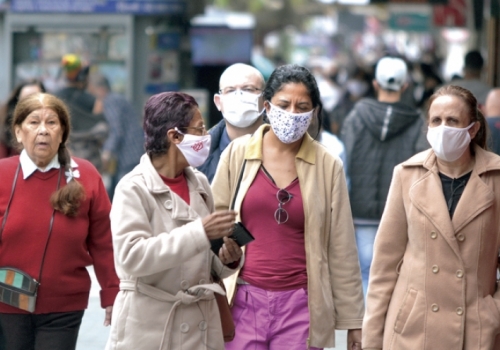 Guia da Anvisa defende que máscaras de tecido devem ser lavadas até 30 vezes até perder sua eficácia.